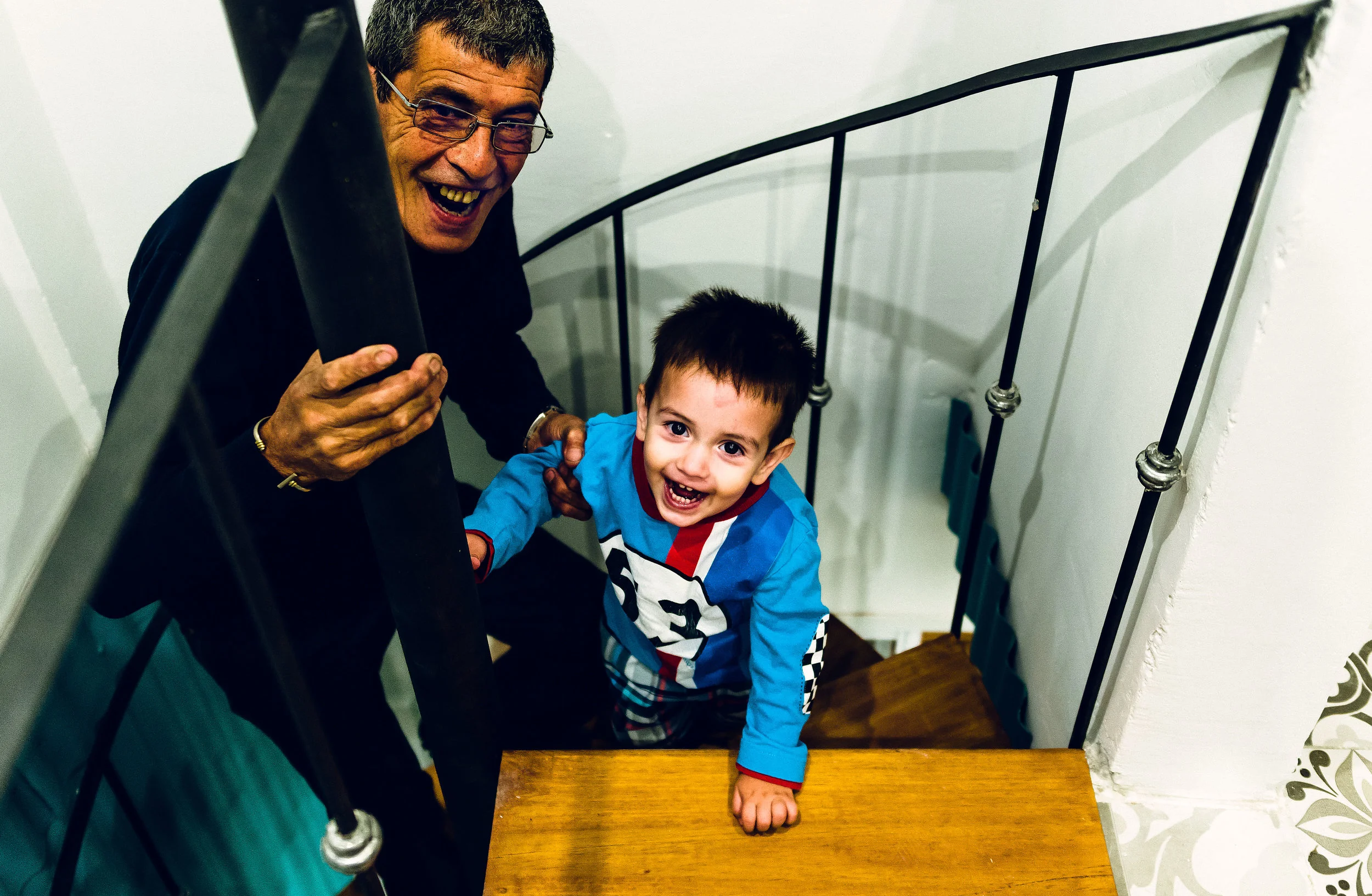 El abuelo guía al nieto por la escalera de la próxima aventura de su hijo.