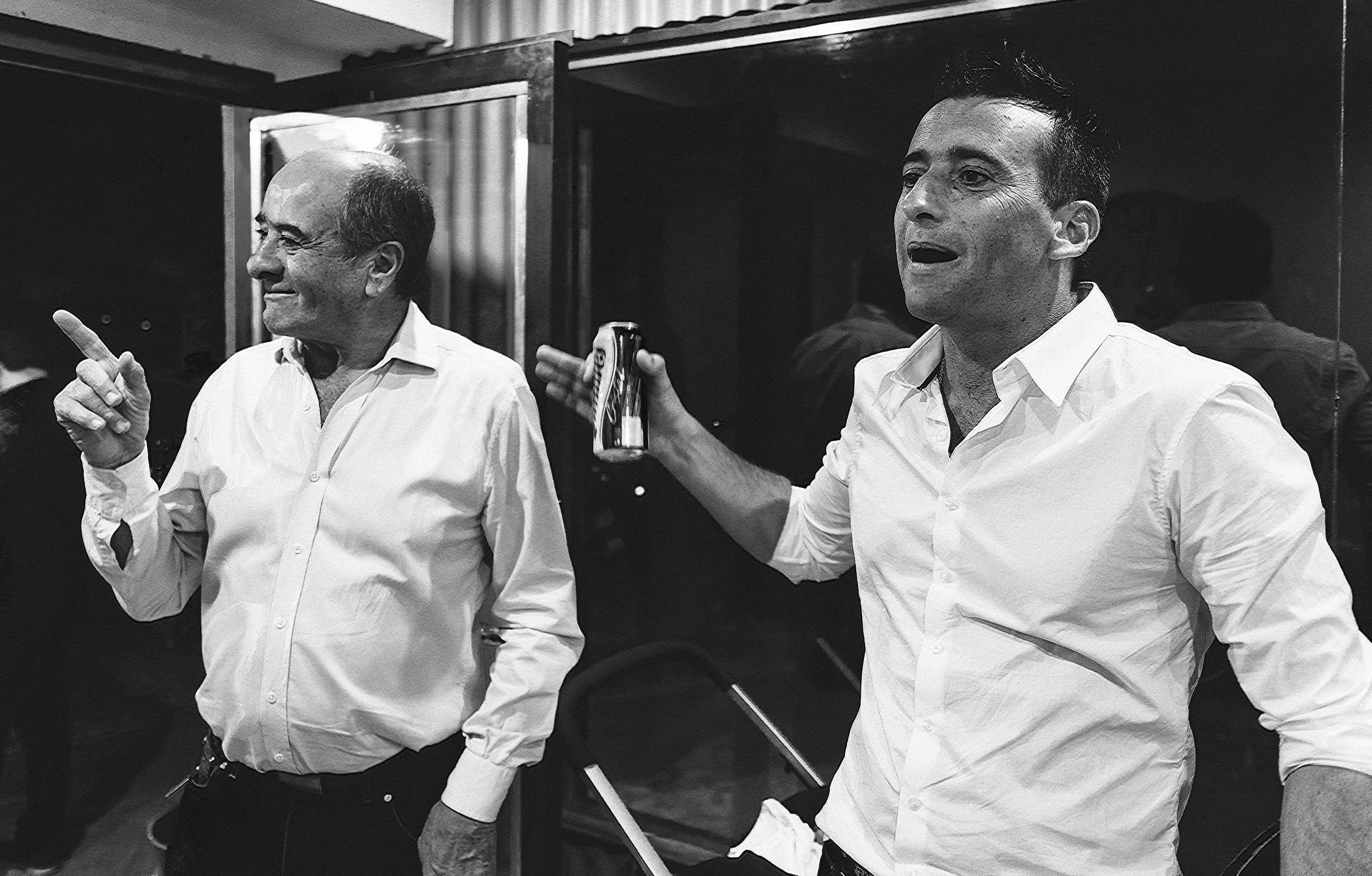 El rey y el príncipe. El padre me contó una historia sobre cómo una vez se instaló y robó cuando se detuvo en una intersección. Los ladrones lo sacaron de su coche y le amenazaron la vida si no los llevaba a su casa. Se dejó caer al suelo y estuvo dispuesto a morir por sacrificar la seguridad de su familia. Los ladrones lo golpearon mientras él se acostó, pero sin embargo, finalmente necesitaron huir. Vino de nada, ha construido su propia fábrica y ha criado a toda su familia para que ahora tenga su propia calle de negocios. Su logro más preciado es su hijo.