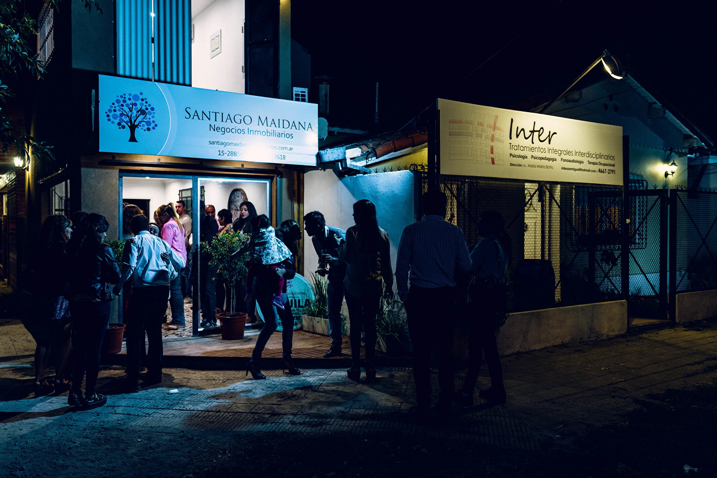 En una calle de empresarios, familiares y amigos se reúnen para celebrar el lanzamiento de una nueva empresa. Los negocios del marido y la esposa se construyeron uno al lado del otro.