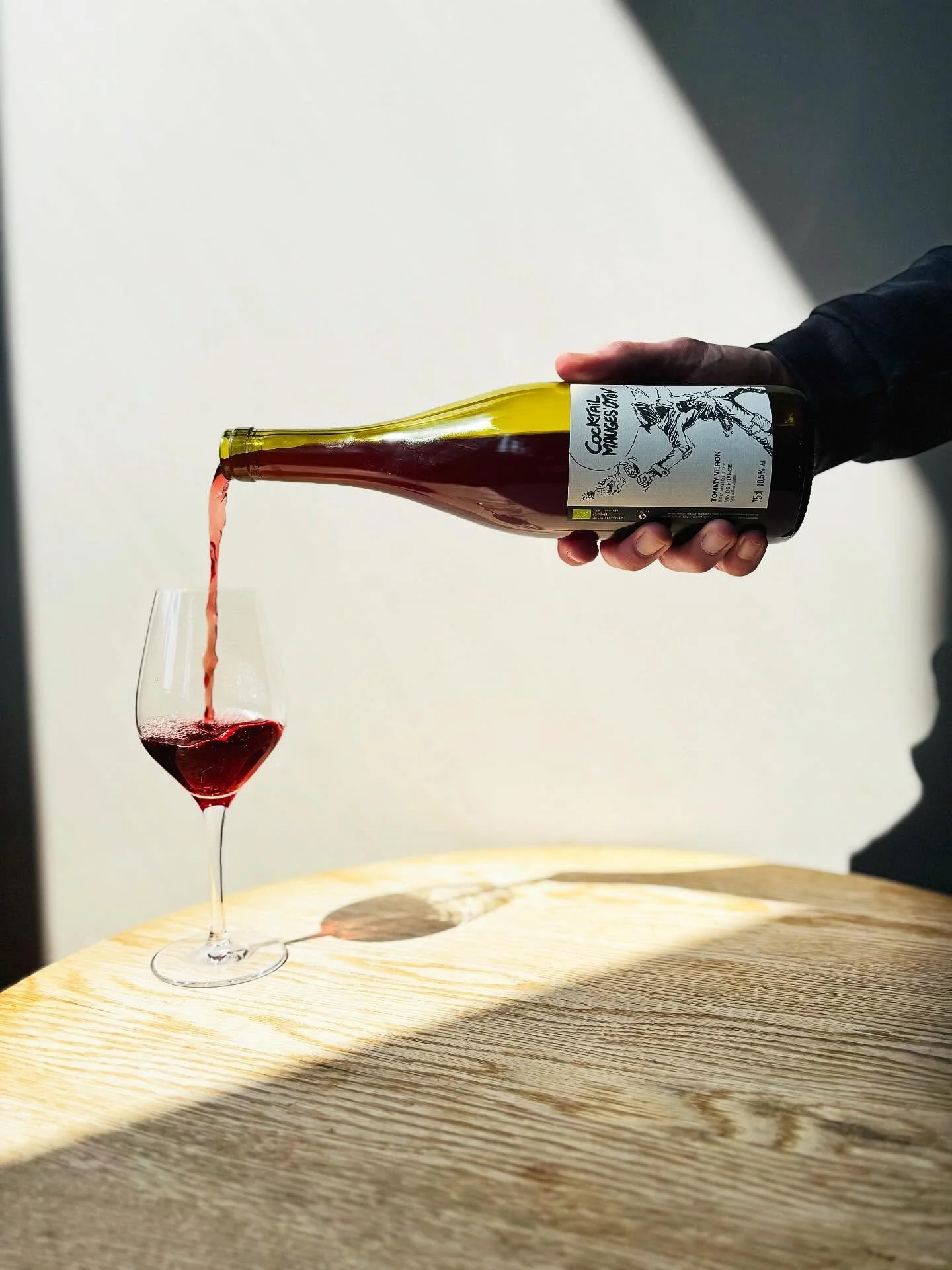 Here all weekend with a very fun glass pour &mdash; chillable Grolleau juice from Tommy Veron in the Loire. At 10.5% it&rsquo;s the perfect daytime beverage of choice! Wine to go, wine to stay 💜

**For the PLANNERS &mdash; Stock up! Grab your wine c