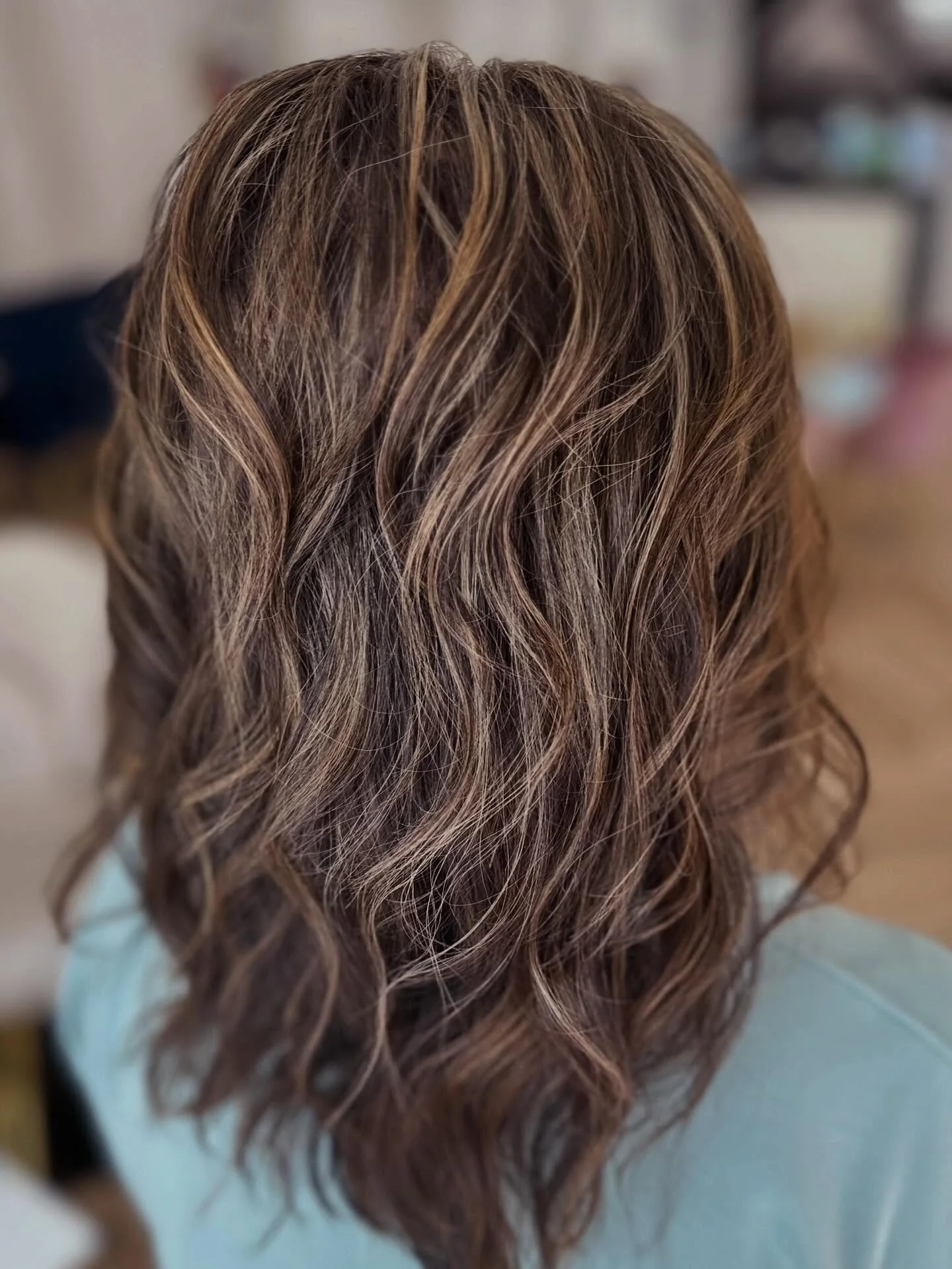 AFTER AND BEFORE Years of black box dye lifted beautifully! ✨
Katie worked her magic at Peaches Salon, carefully lifting old color and adding gorgeous dimensional highlights. The result is brighter, softer, and absolutely stunning. 🍑
#PeachesSalon #