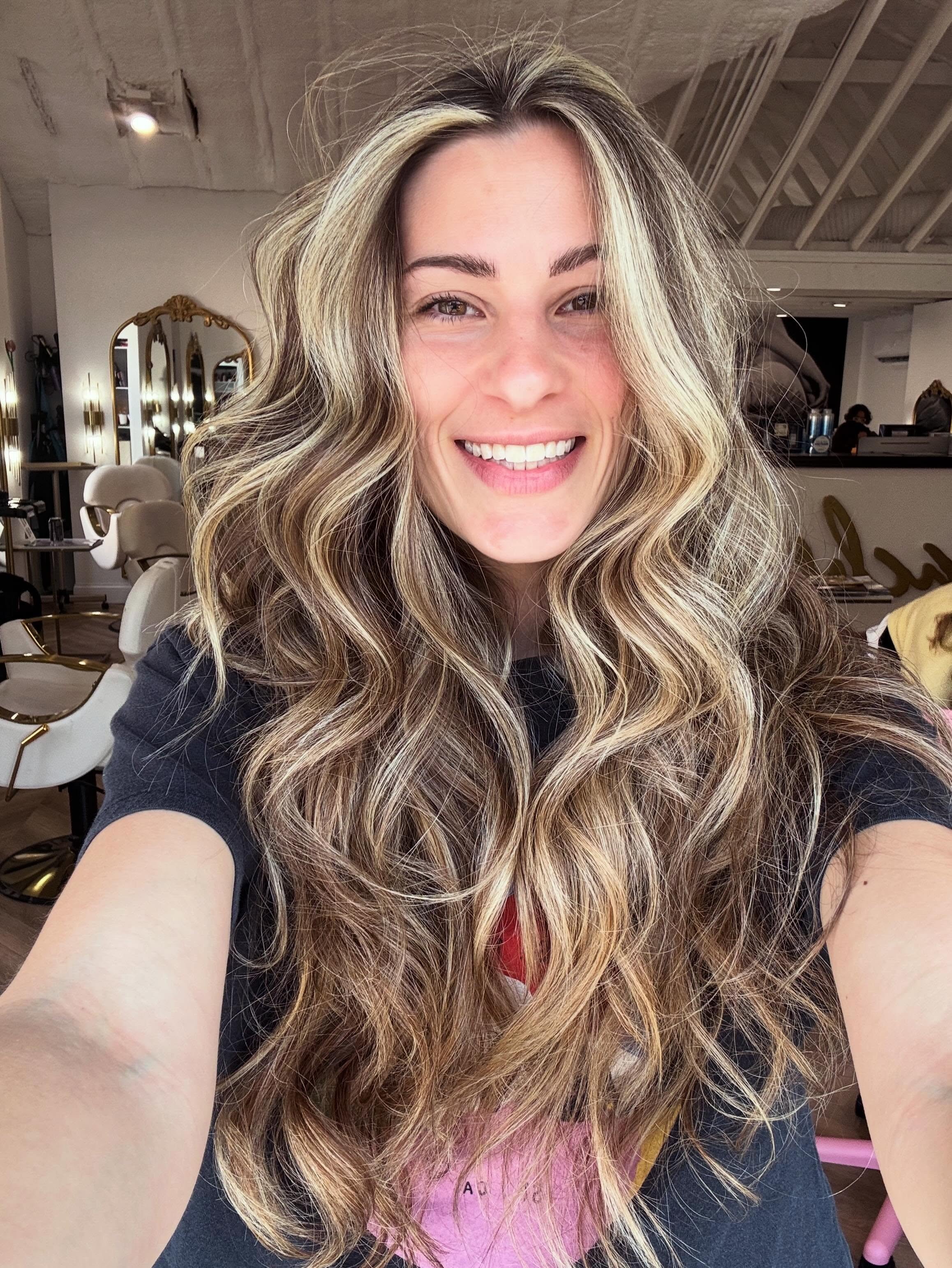 BY JERSEY✨ We can&rsquo;t get enough of this beauty! ✨
We gave her gorgeous highlights at Peaches Salon and absolutely loved every minute of it. 💕 We may have worked our magic, but she made it easy with her beautiful hair and stunning smile! 😍
Fres