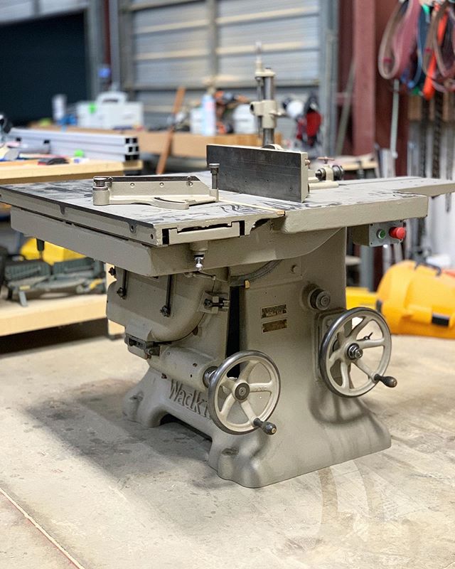 Finally got the Wadkin PK settled into its new home last night. This has been an 8 month endeavor to source and ship the saw from Cornwall, England. So to say we&rsquo;re excited to turn it on is an understatement 😜 
#wadkin #wadkinpk #woodworking
