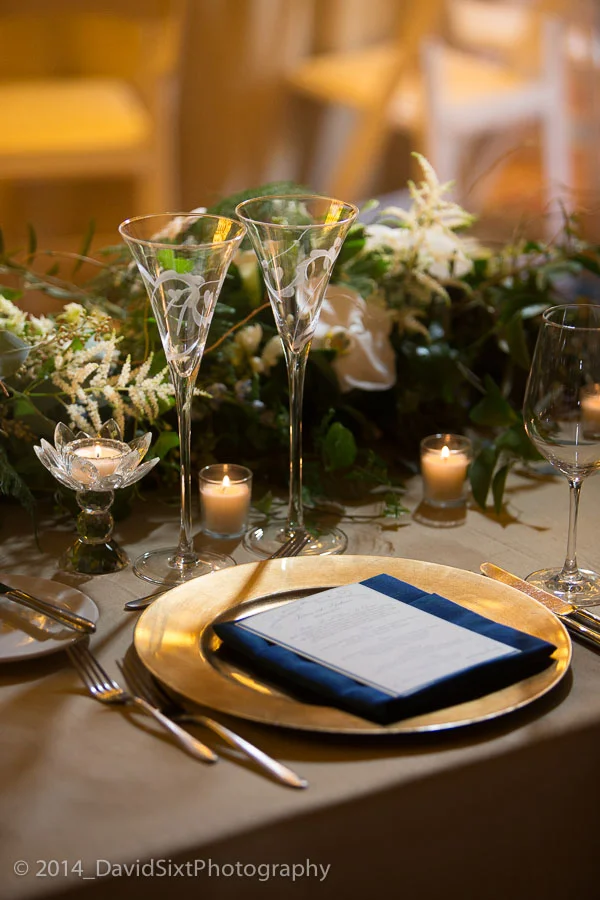Nothing beats a beautiful floral garland, charger, and bold napkin.