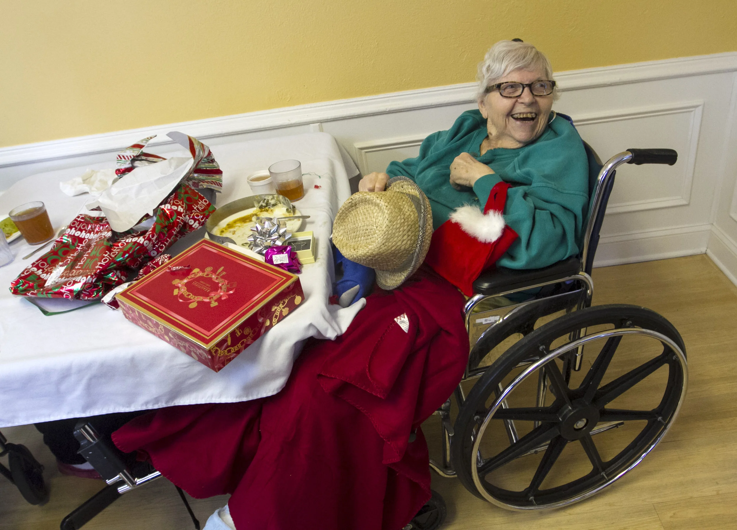  Florence Muchnick smiles after receiving gifts from her daughter and grandson on Christmas Eve. 