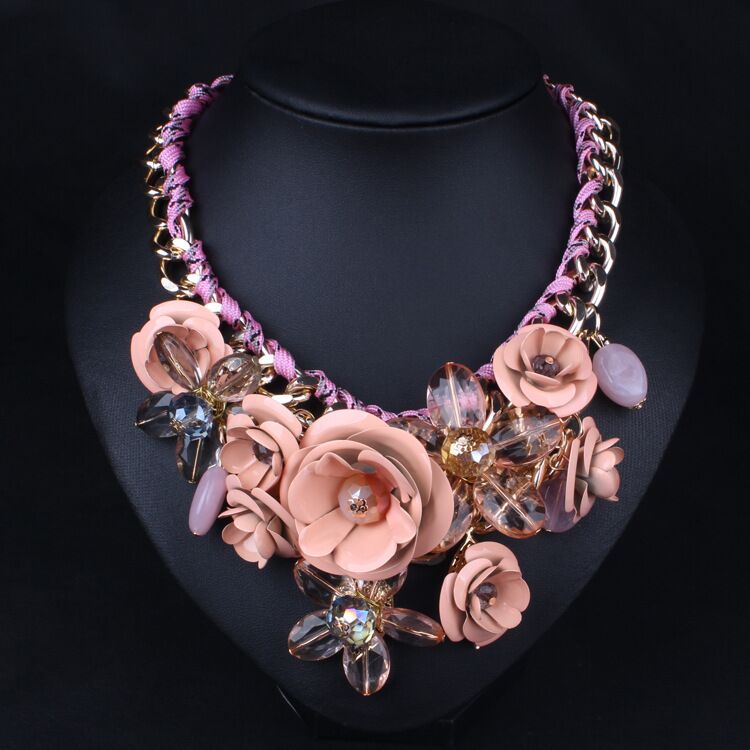 kelly flower necklace