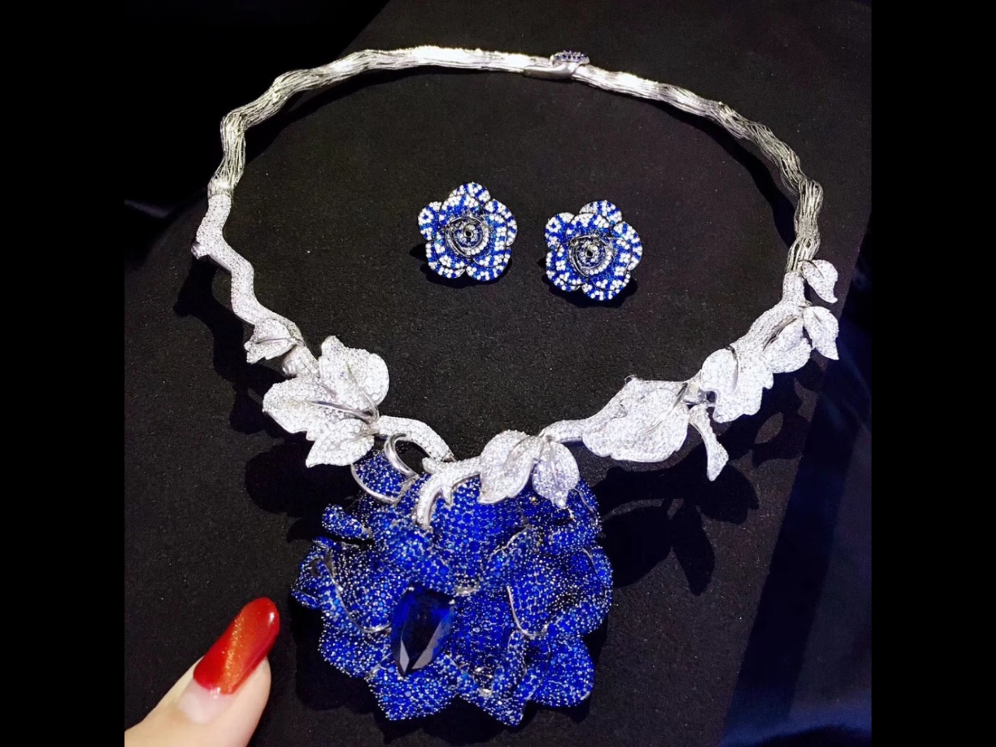 Elegant Floral necklace