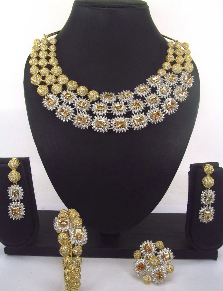Pareveen Statement necklace set