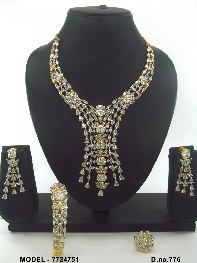 Zuhur dazzling necklace set