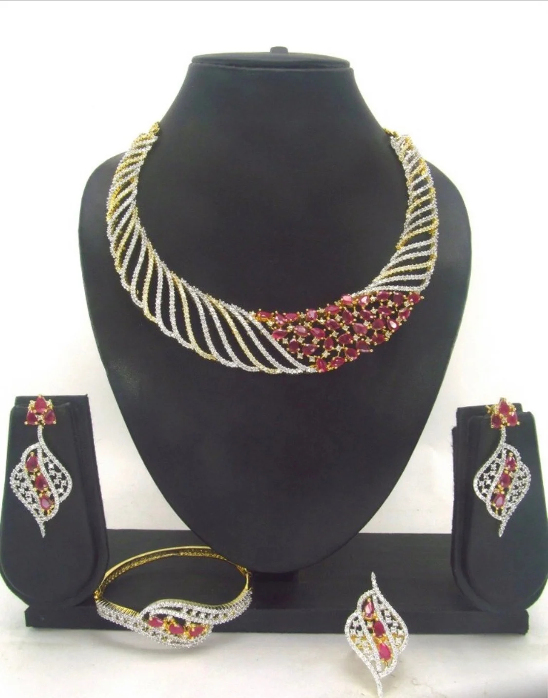 Tia Collar Set