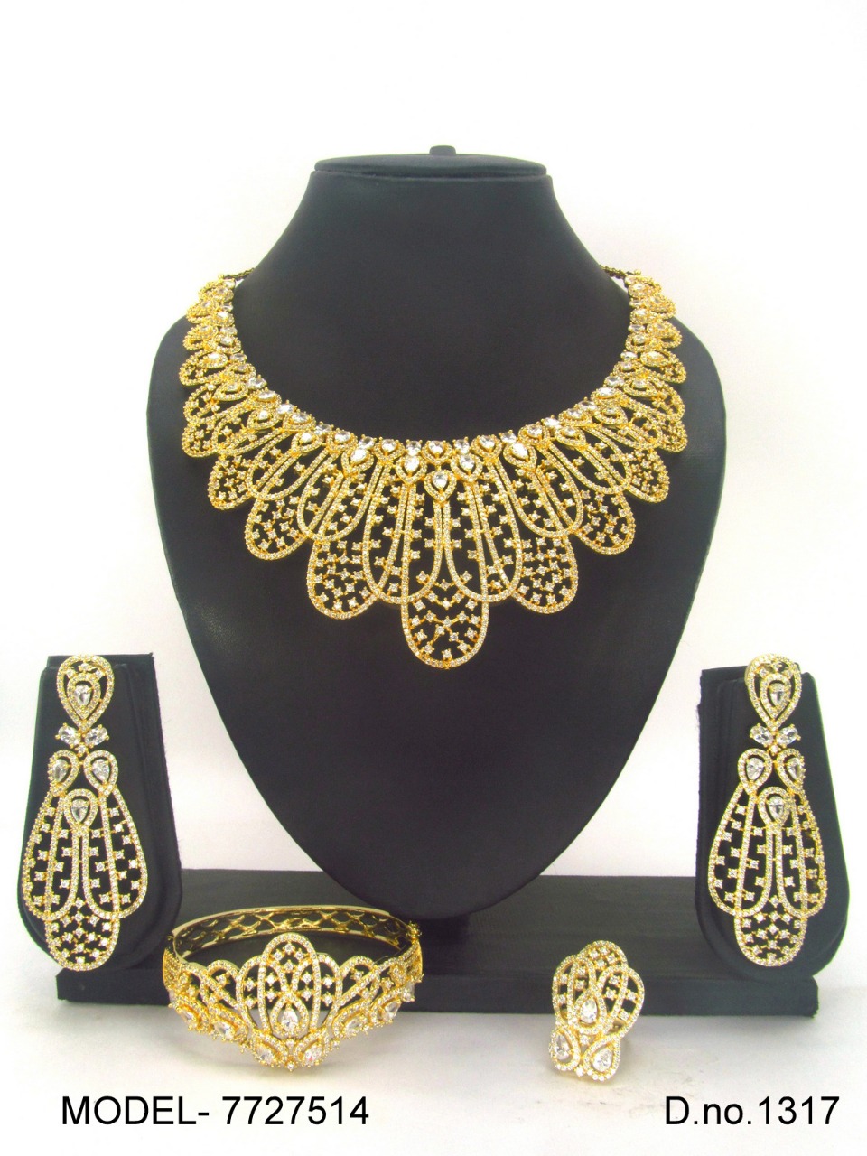 Chichi Necklace Set