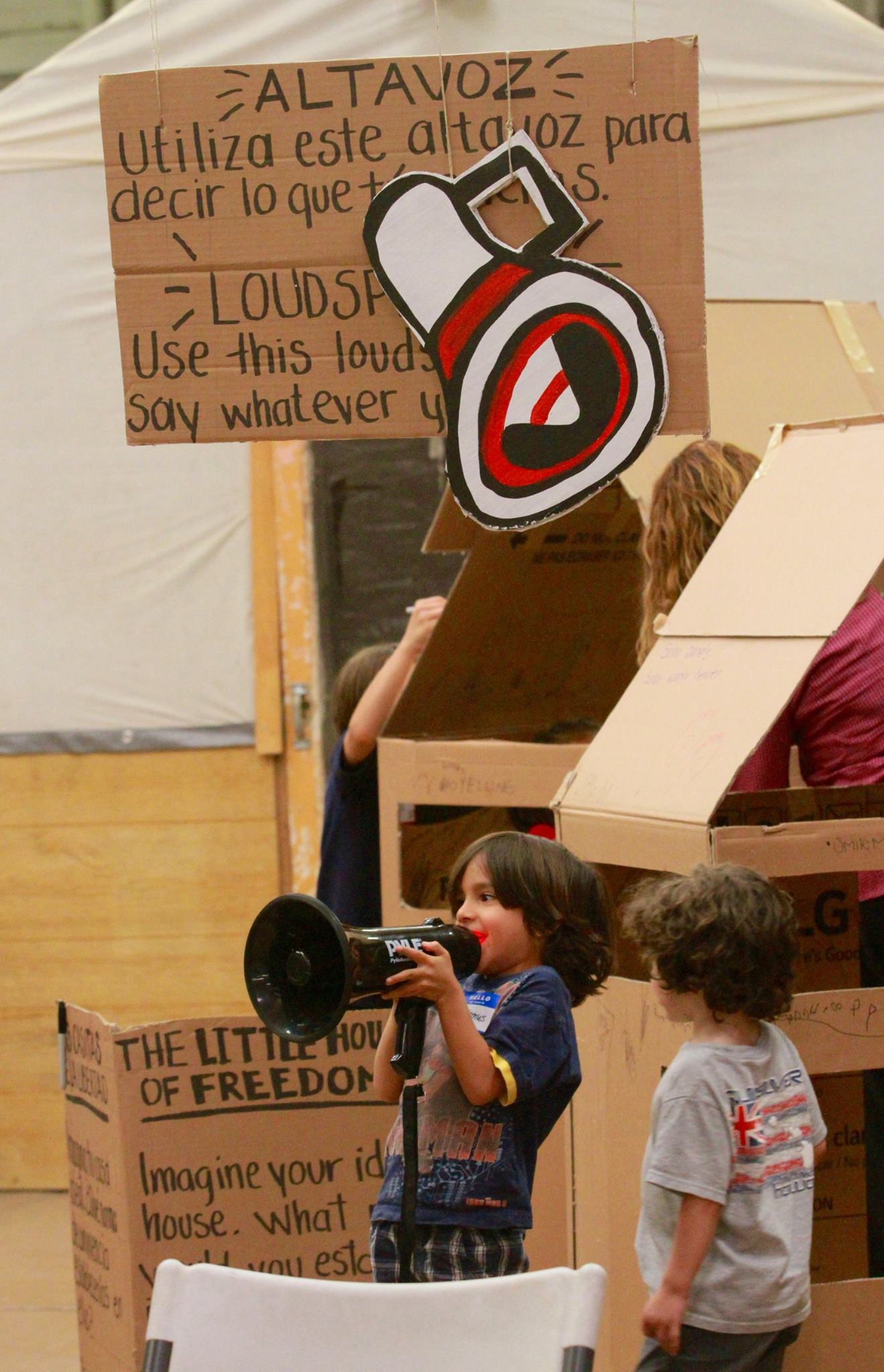'Loudspeaker in action 2'. Photo credit: Luis Hernández from El Diario de El Paso. 