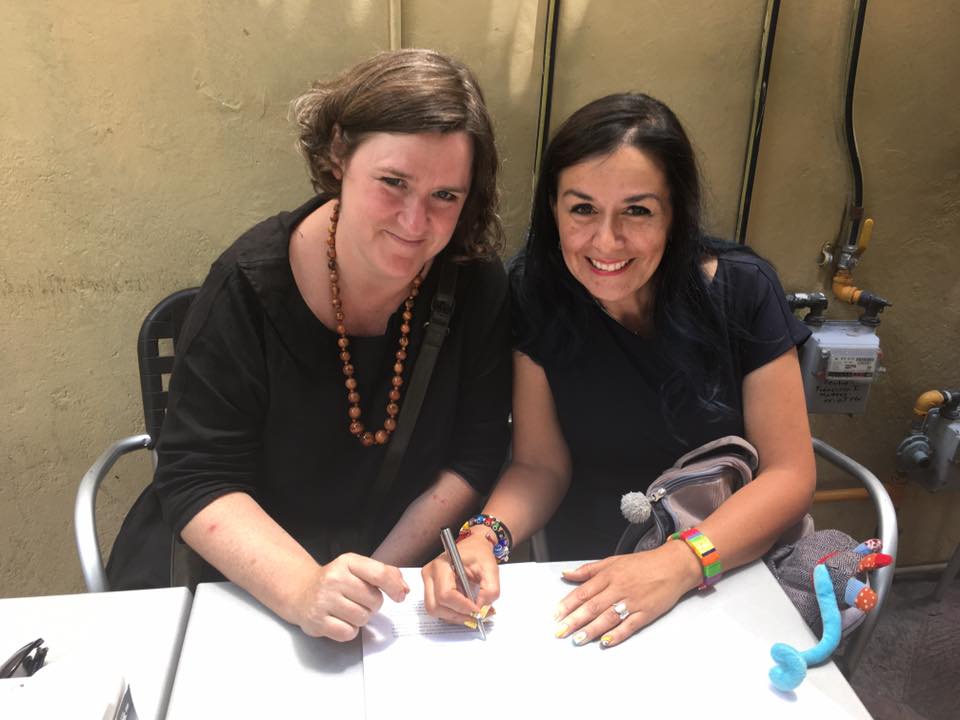 Ellen Duthie, de Wonder Ponder, y Leslie Cazáres, de la Federación Mexicana de Filosofía para Niños, firmando el convenio