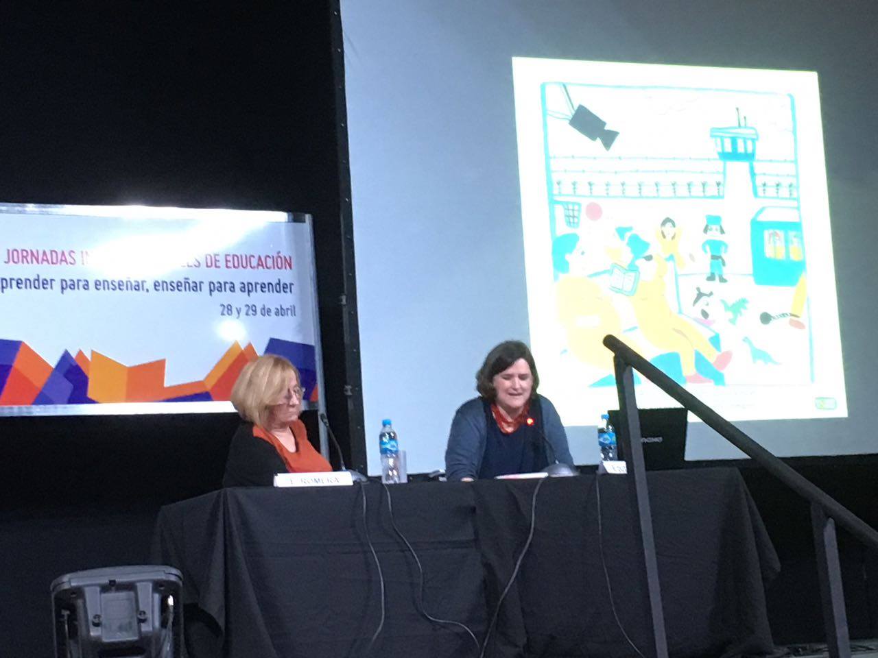 Ellen Duthie en la conferencia presentada en las Jornadas Internacionales de Educación de la Feria Internacional del Libro de Buenos Aires. 