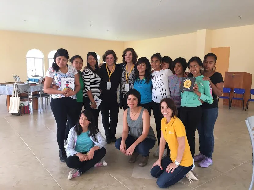 En la Casa Hogar Santa Rosa de Lima con las chicas residentes y Alexandra, voluntaria de LEO. 