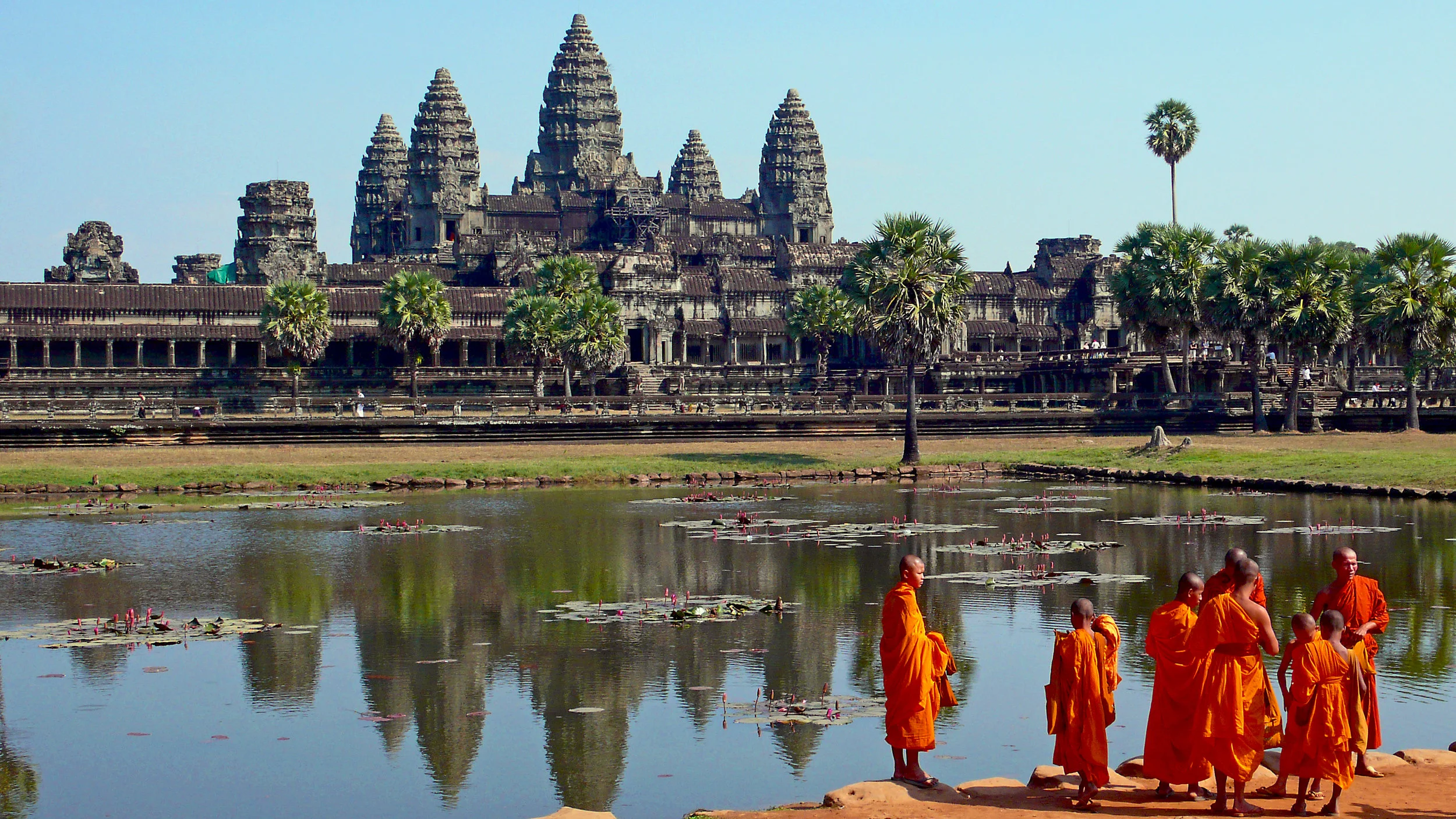 Buddhist_monks_in_front_of_the_Angkor_Wat.jpg