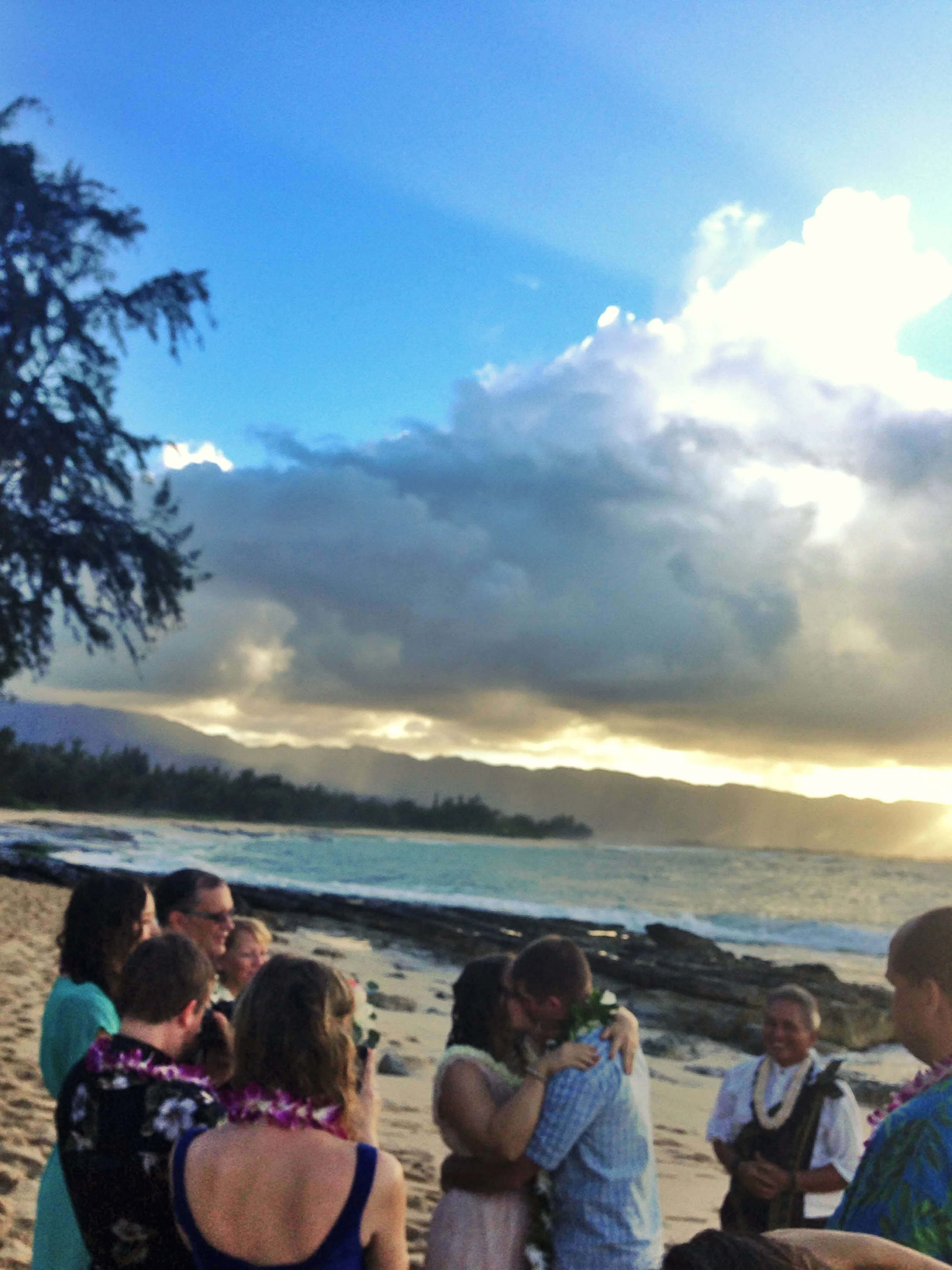 jacqueline-caleb-hawaii-wedding-sunset-kiss