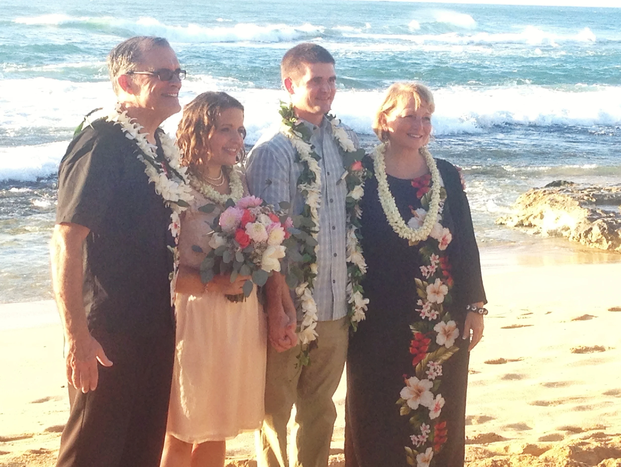 jacqueline-caleb-beach-hawaii-wedding-family