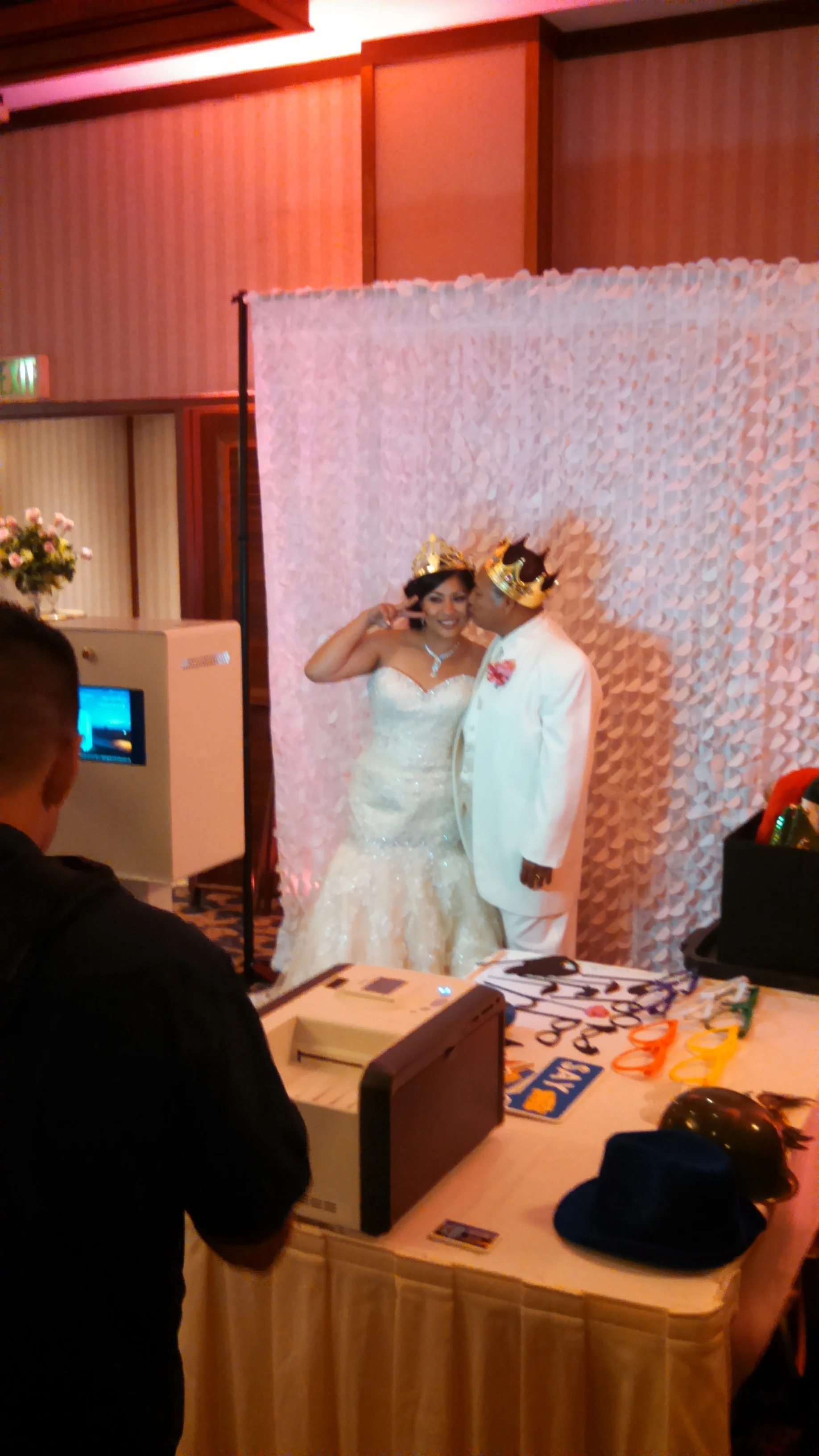 17-chester-mavel-photo-booth-wedding-hawaii.jpg
