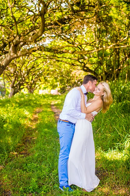 3-adam-jessica-engagement-outdoor-hawaii.jpg