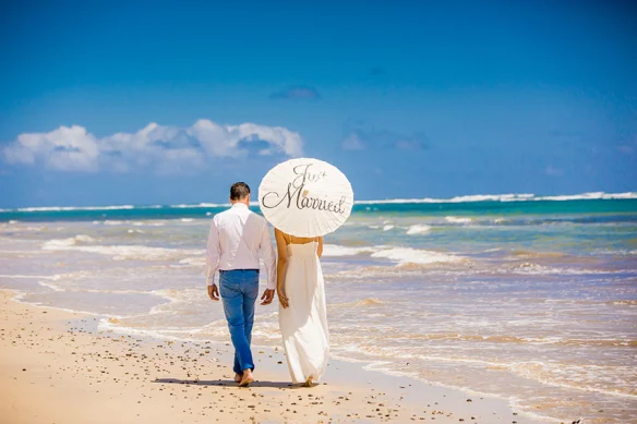 6-just-married-umbrella-beach.jpg
