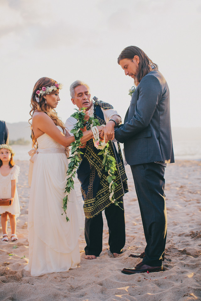 5-eric-angie-hawaii-wedding-traditions.jpg