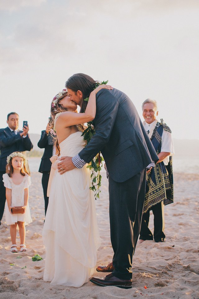 6-eric-angie-papailoa-beach-wedding-hawaii.jpg