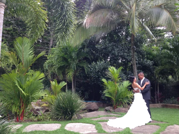 bella sophia estate hawaii wedding.jpg
