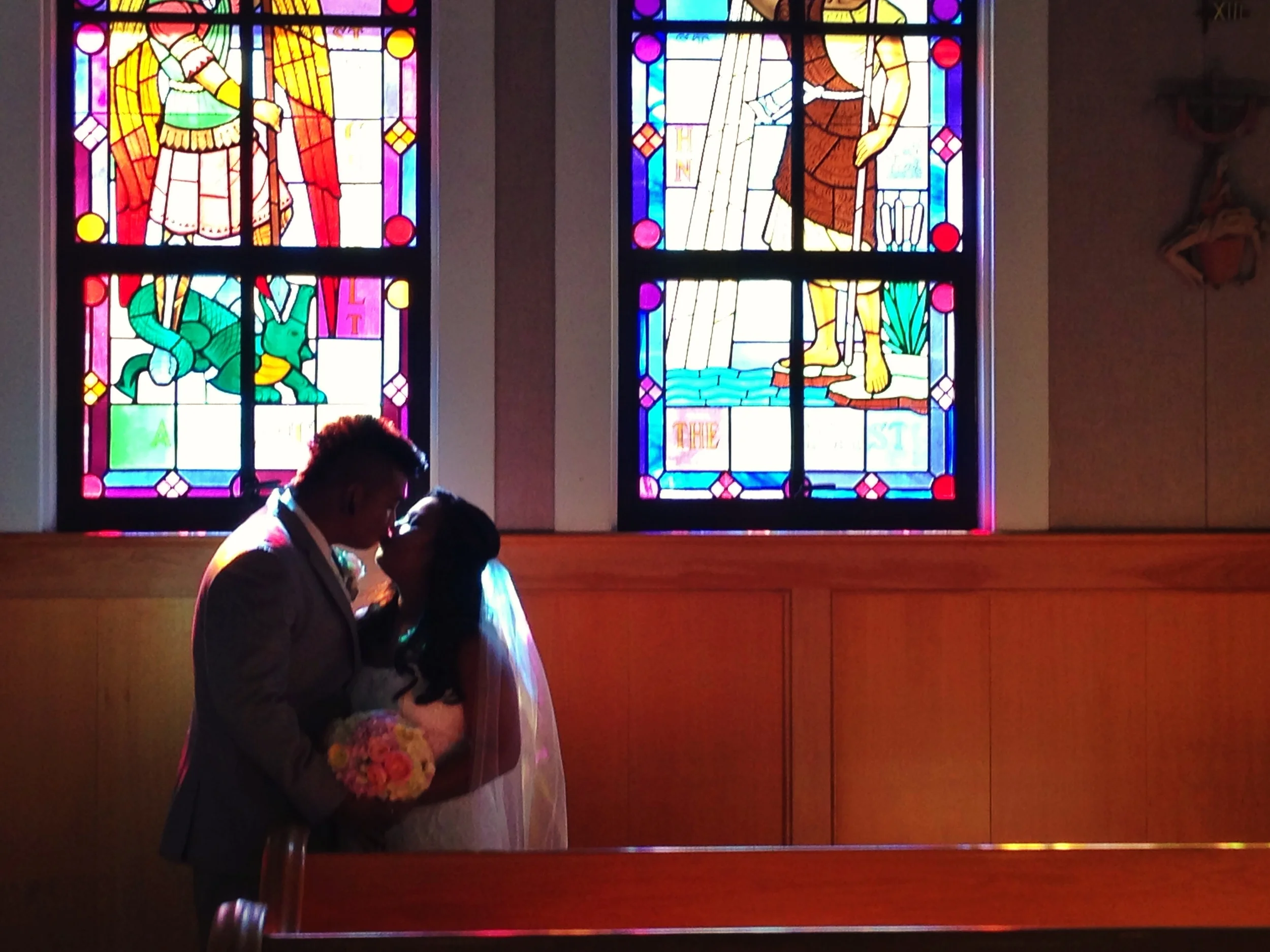 oahu-church-wedding-ceremony-glass-stain-windows