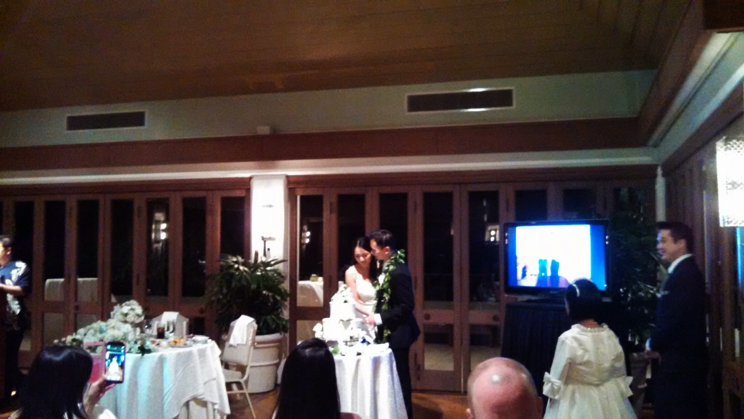 cake-cutting-hawaii-oahu.jpg