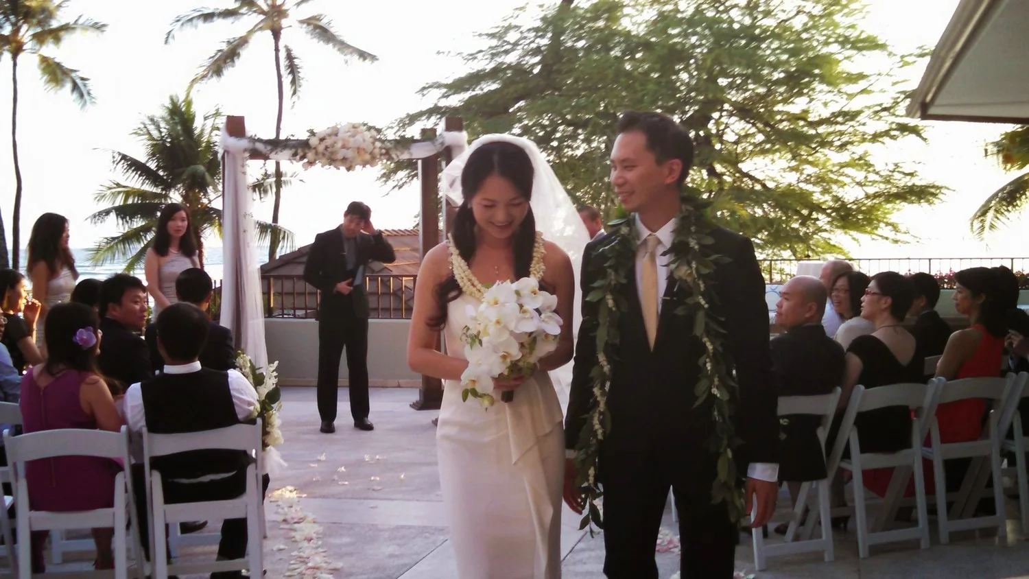 halekulani-hau-terrace-ceremony-gordon-bella.jpg