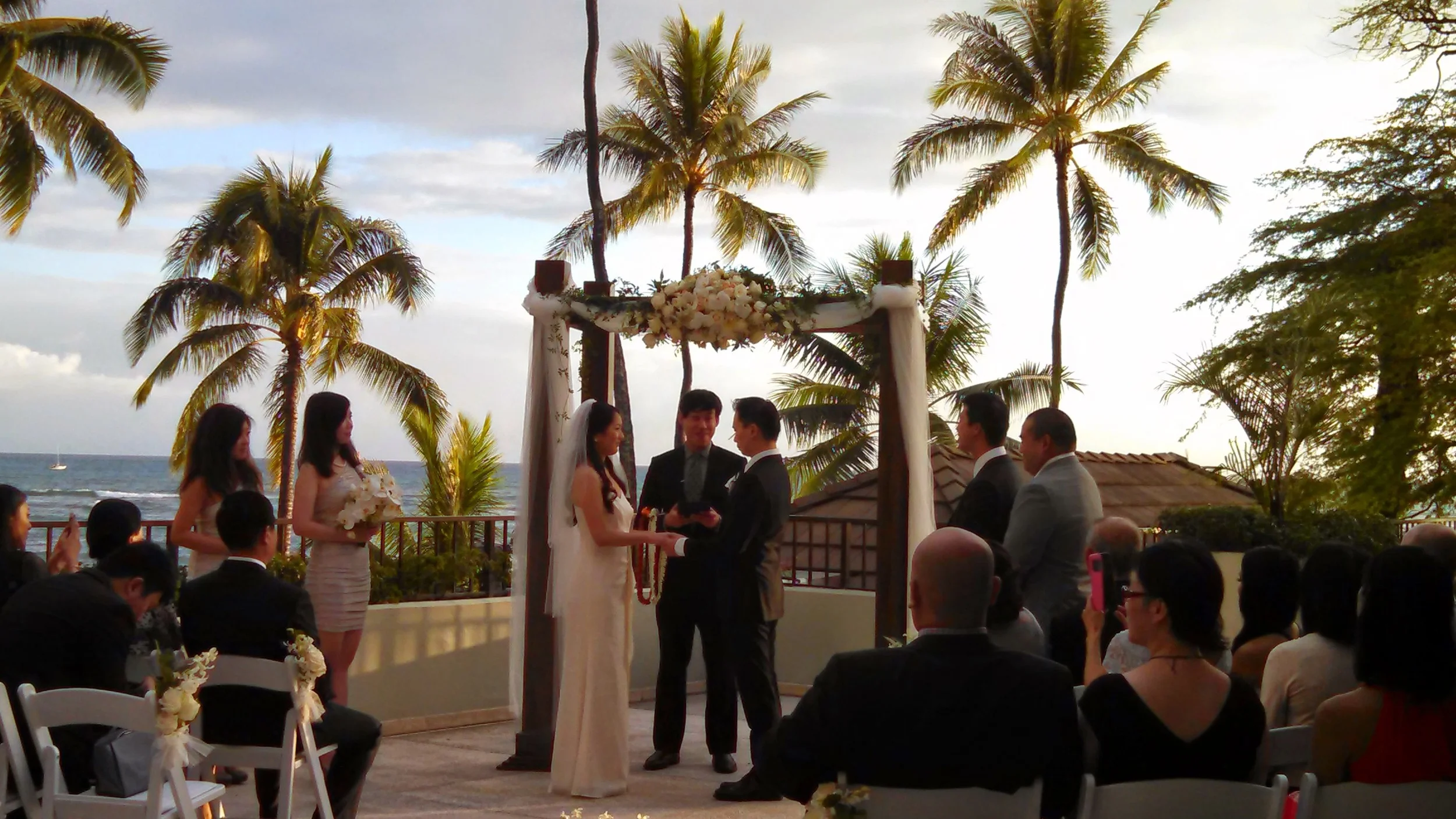 10-halekulani-hau-terrace-ceremony-gordon-bella.jpg