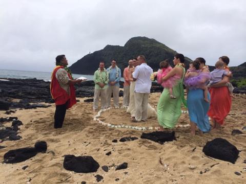 3-mike-amanda-colorful-beach-wedding-oahu.jpg