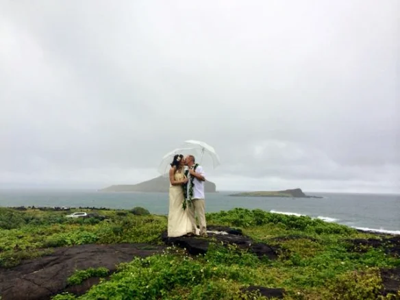 6-rainy-day-makapuu-beach-wedding.jpg