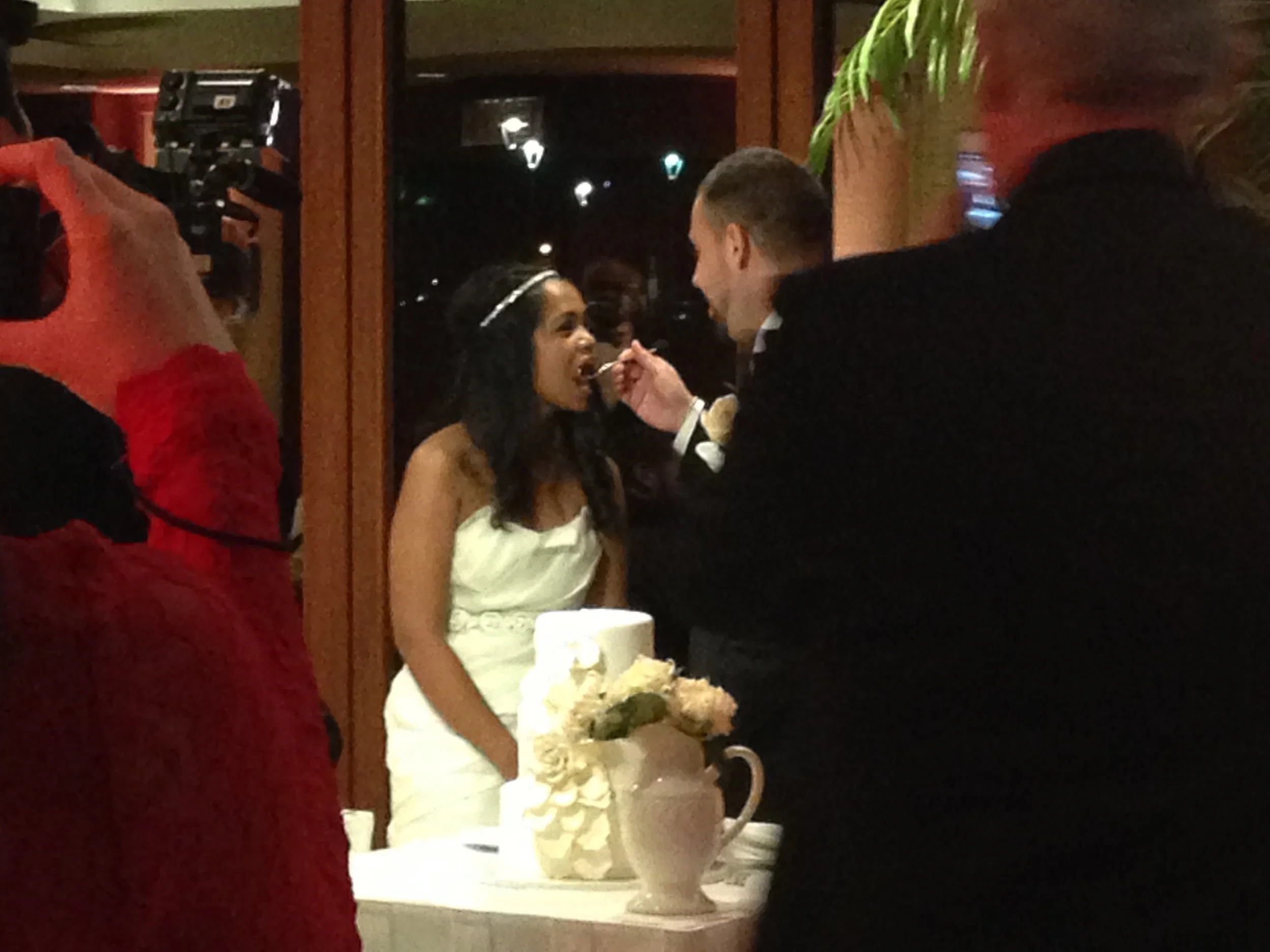 21-shanna-daniel-cake-cutting-hawaii.JPG