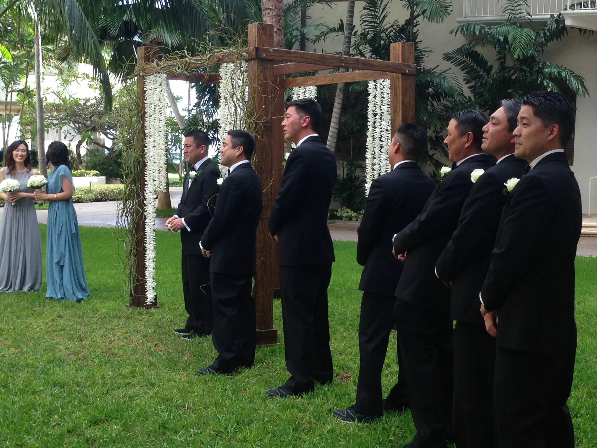 11-halekulani-courtyard-ceremony.JPG