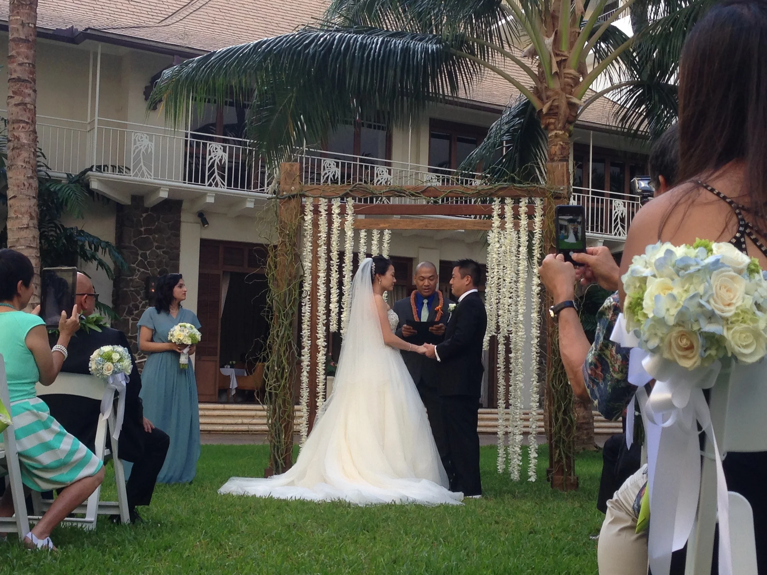 13-halekulani-courtyard-ceremony.JPG