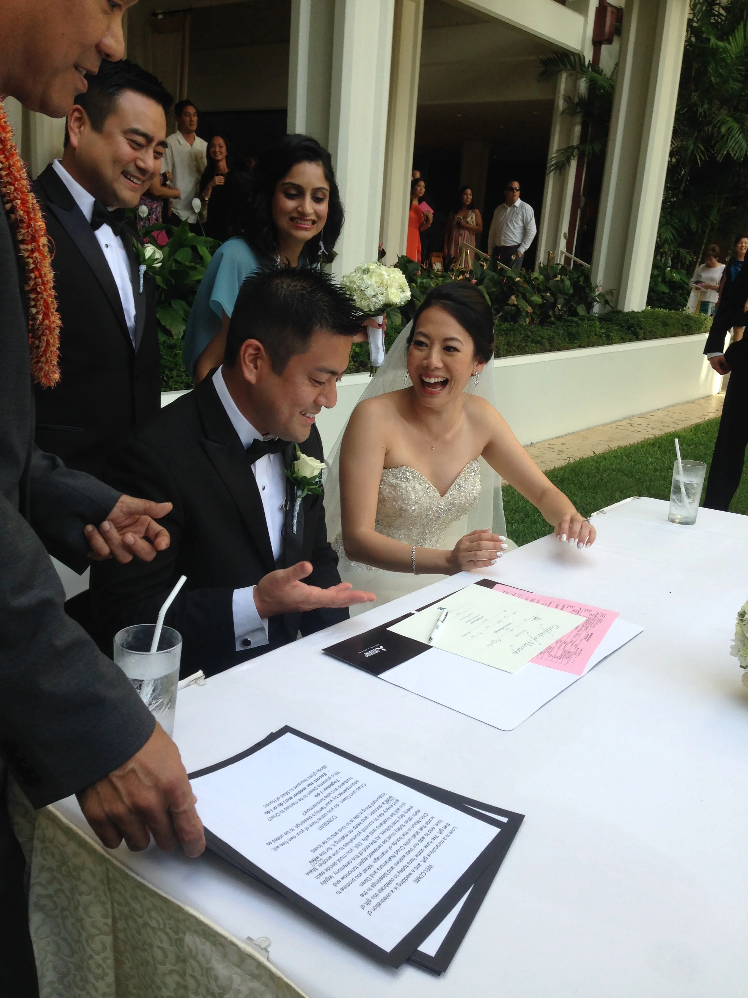 18-halekulani-courtyard-ceremony.jpg