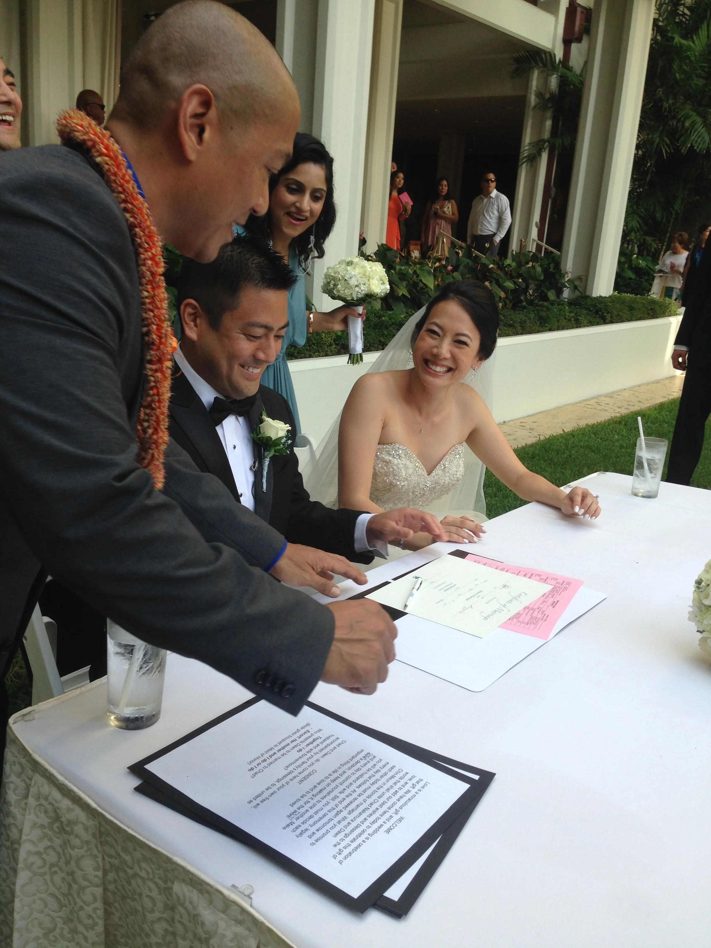 19-halekulani-courtyard-ceremony.jpg