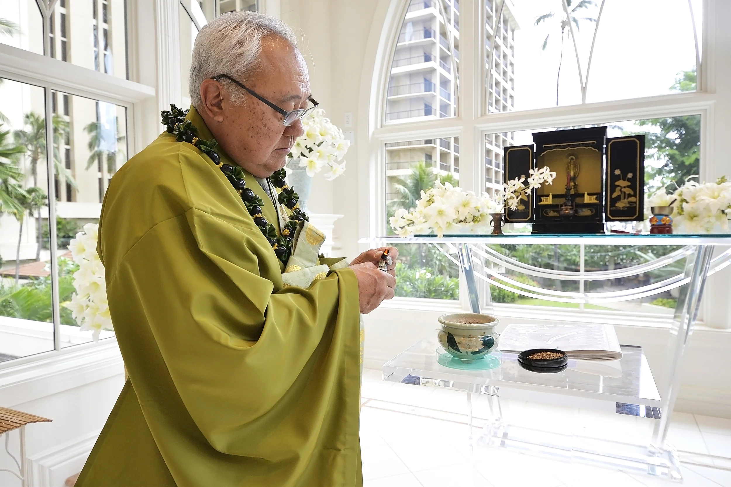 14-crystal-chapel-hilton-hawaiian-village-wedding.jpg