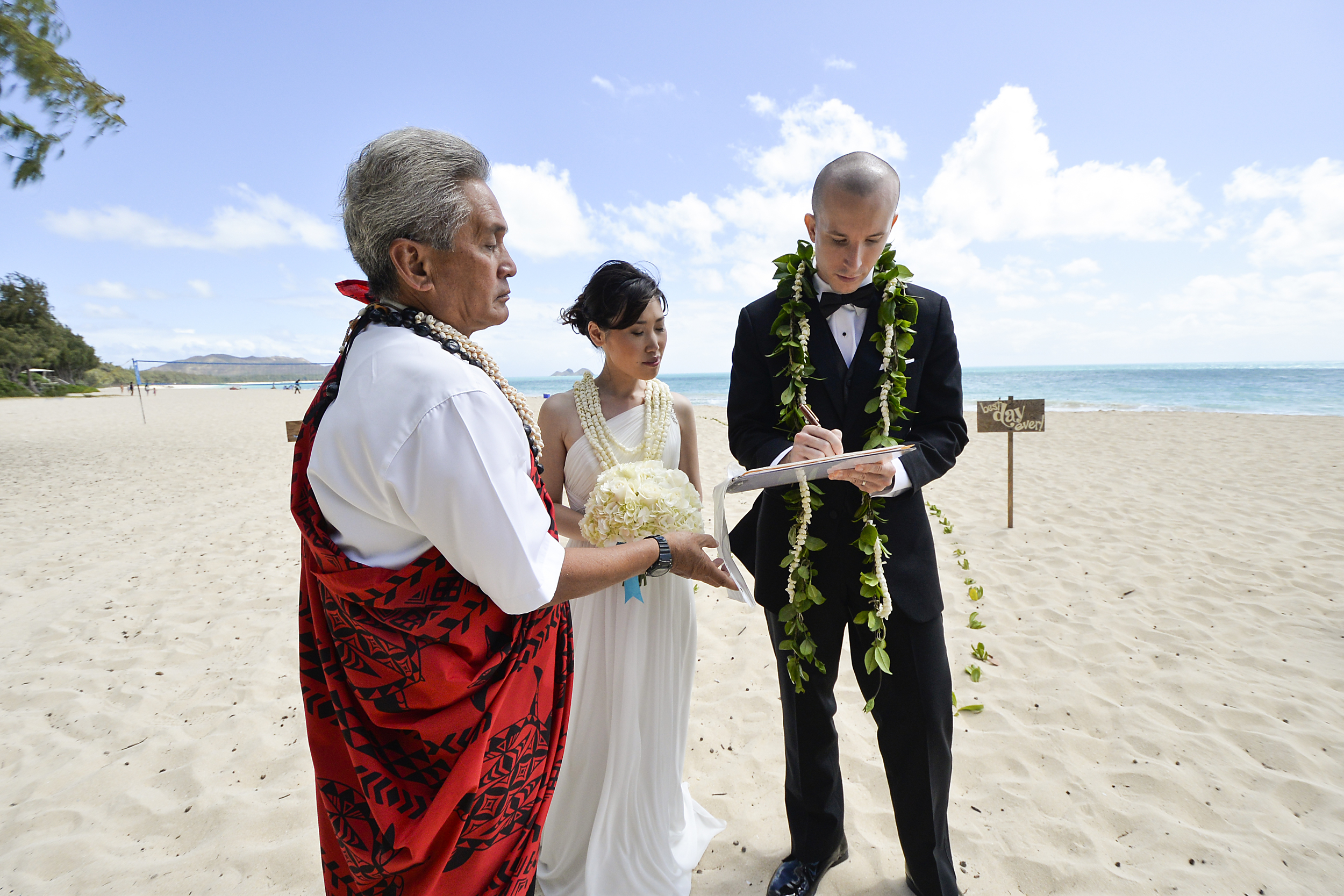 14-waimanalo-beach-wedding.jpg