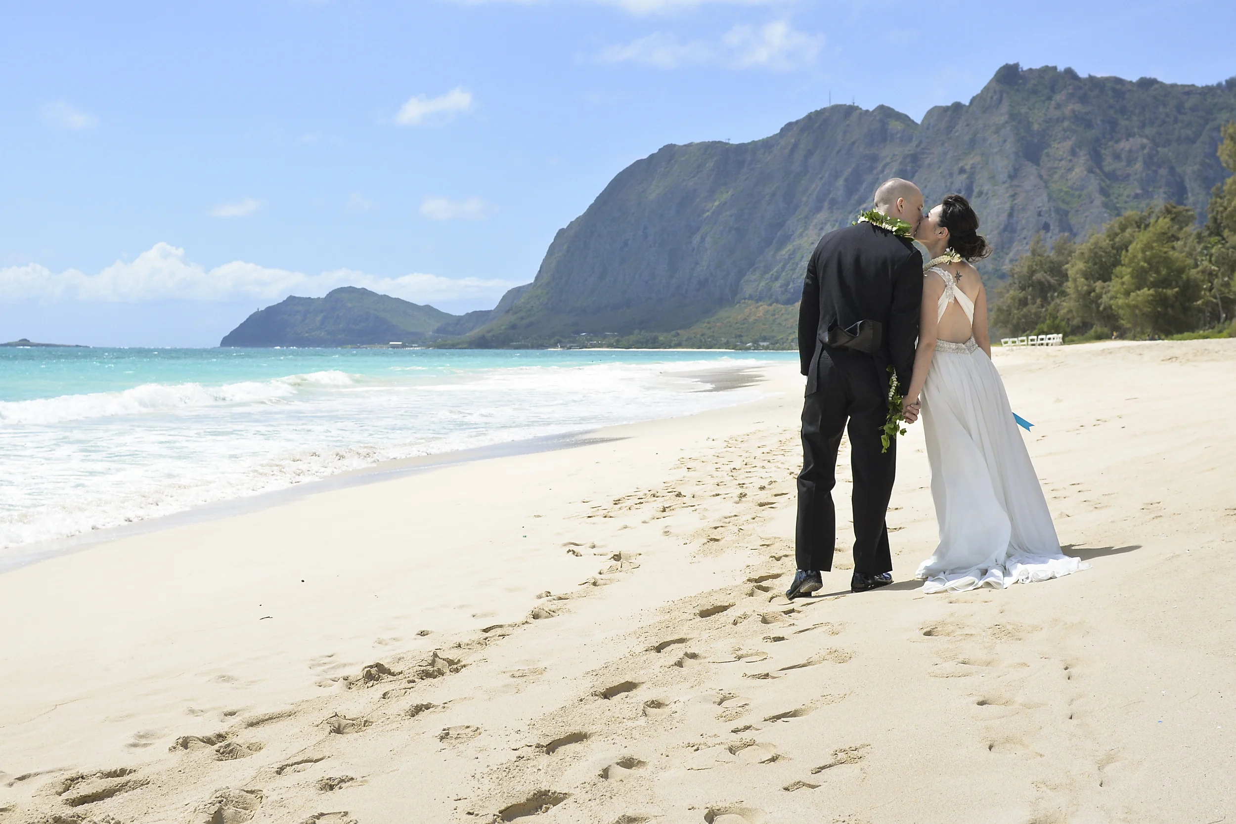 23-waimanalo-beach-wedding.jpg