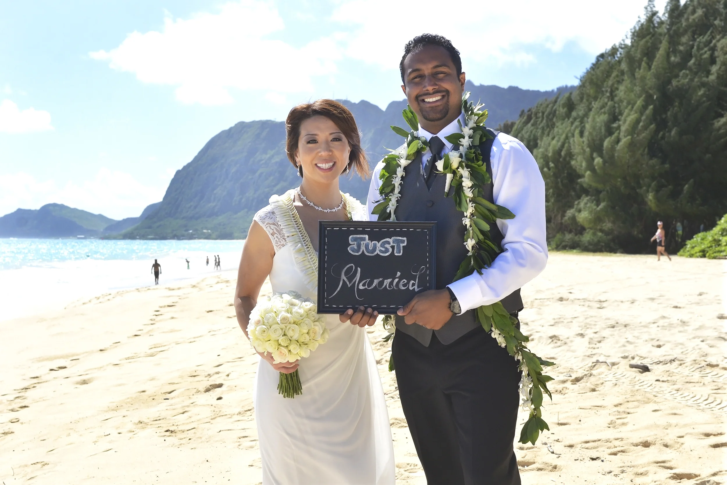 3-waimanalo-oahu-hawaii-wedding.jpg