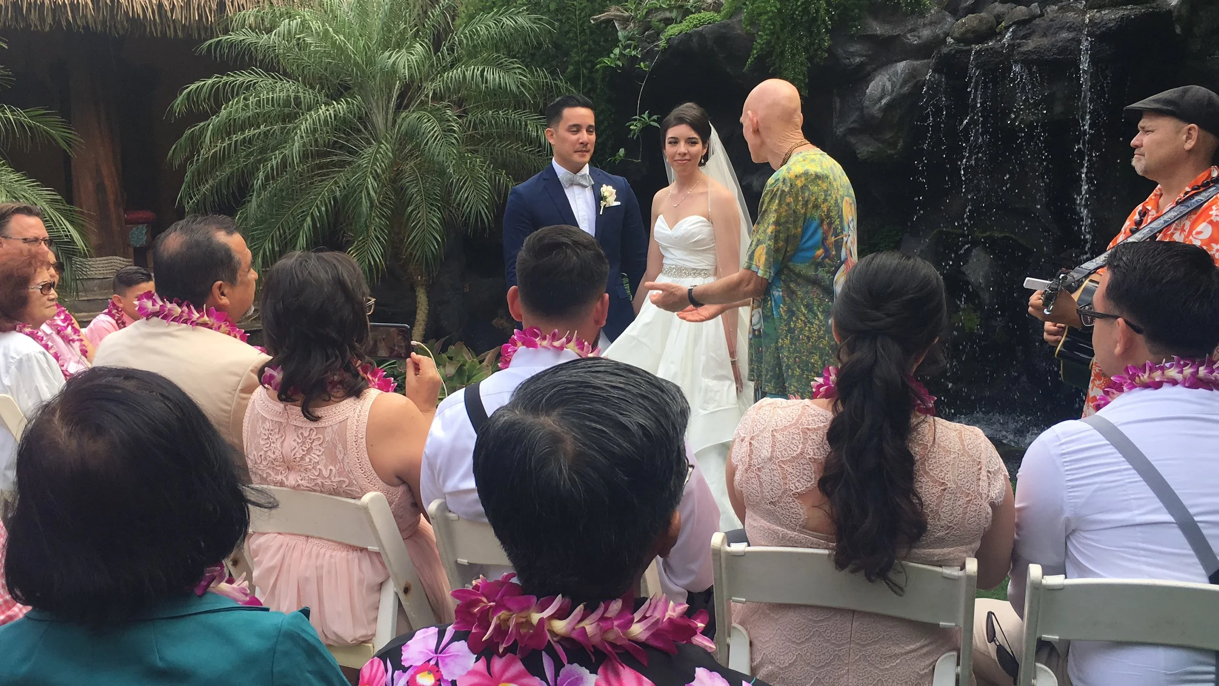 hawaii-waterfall-wedding