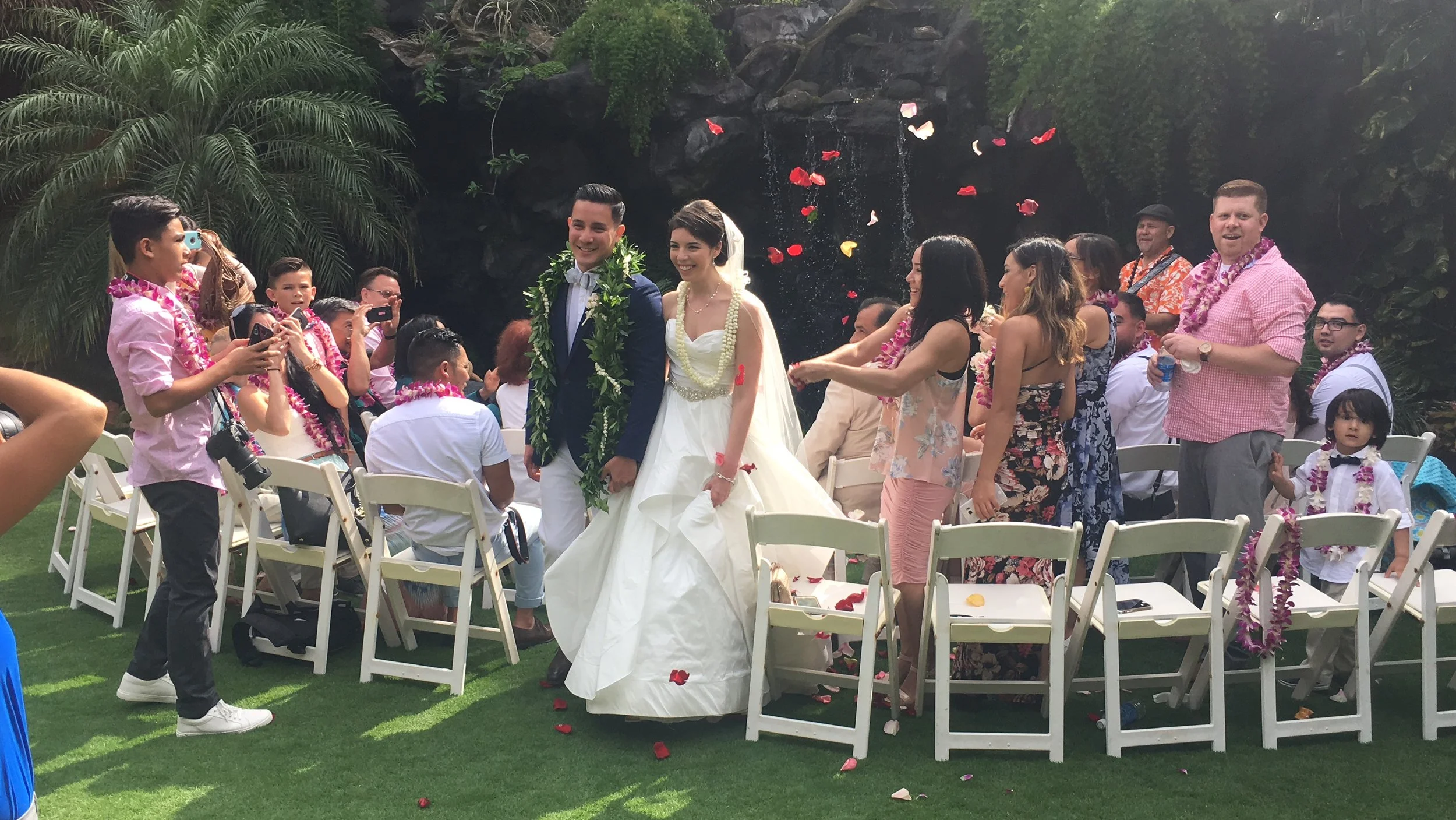 hawaii-waterfall-wedding