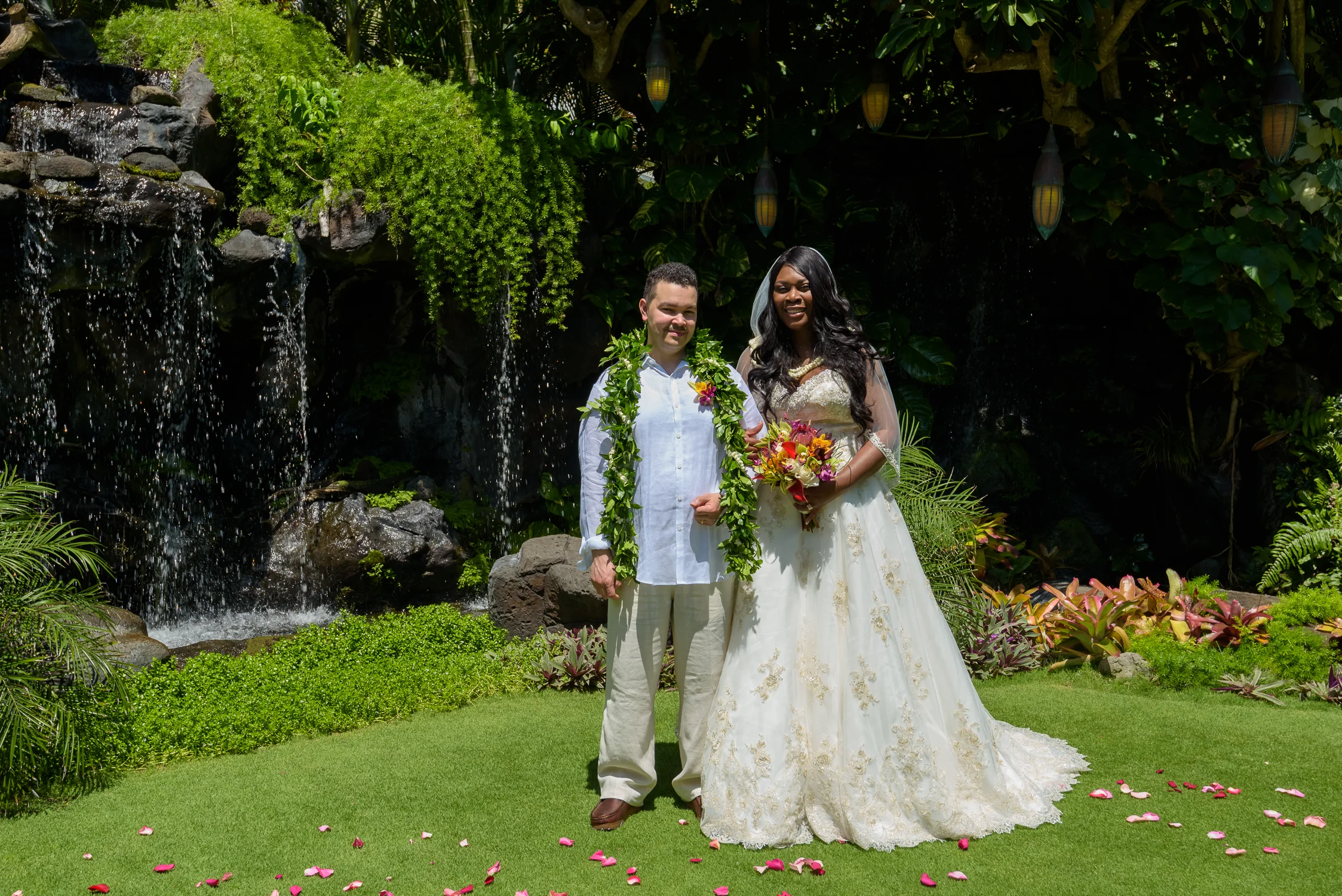 hawaii-waterfall-wedding