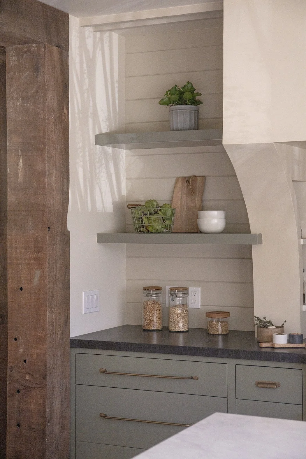 modern-farmhouse-kitchen-shelving
