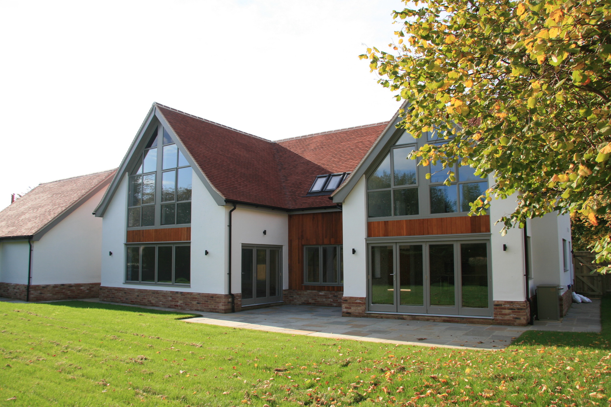  The large amount of apex glazing to the south allows lots of natural daylight into the property. 