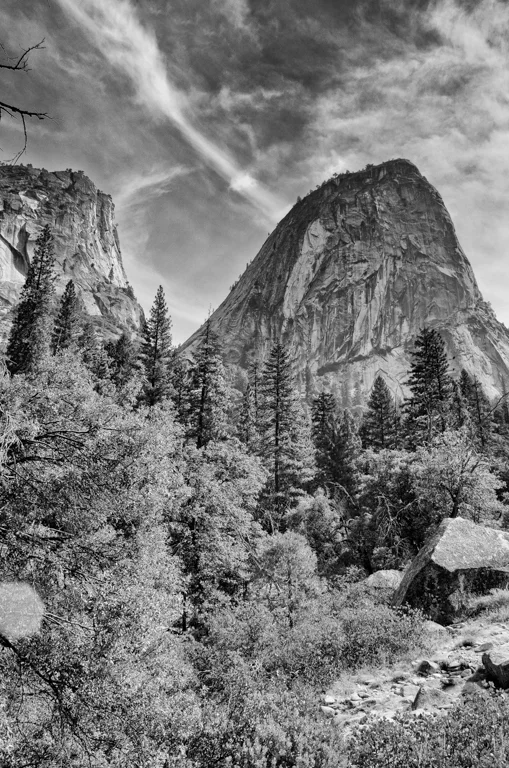 yosemite vew bw.jpg