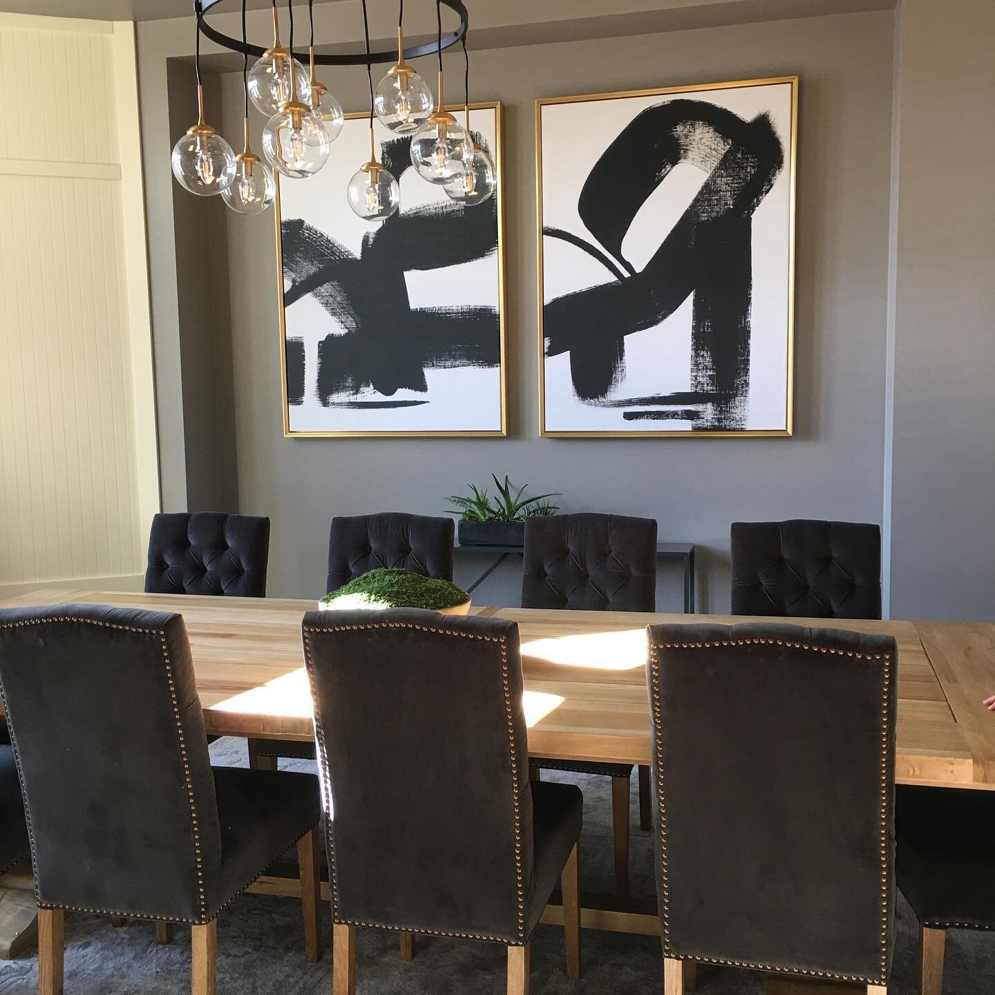 Classic. Timeless. Modern. It&rsquo;s nice to have a dining room that can fit 10 people. More family and friend gatherings. More space for all that delicious food. 
#héroninspired #interiordesign #diningroom #gatheringspaces #eating #formal